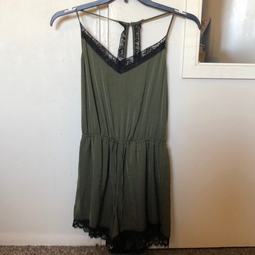 L Hollister dress/shorts (summer wear)